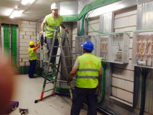 Realizando mantenimiento de instalaciones técnicas ITEC